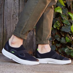 OOFOS OOMG Sport Low Slip-on Shoe Sneakers Black Size 8.5 EU 39.5